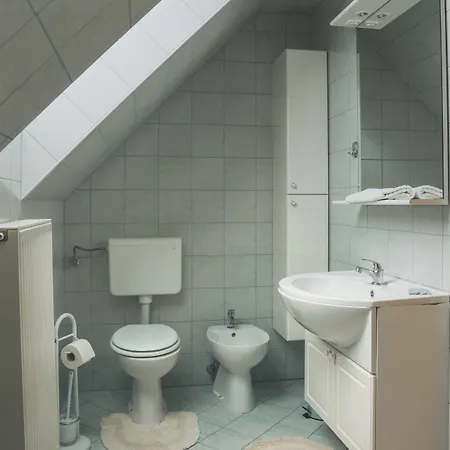 Amak With Free Onsite Parking *